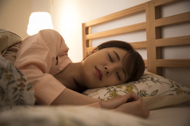 ぐっすり眠る女性　産休プレゼント