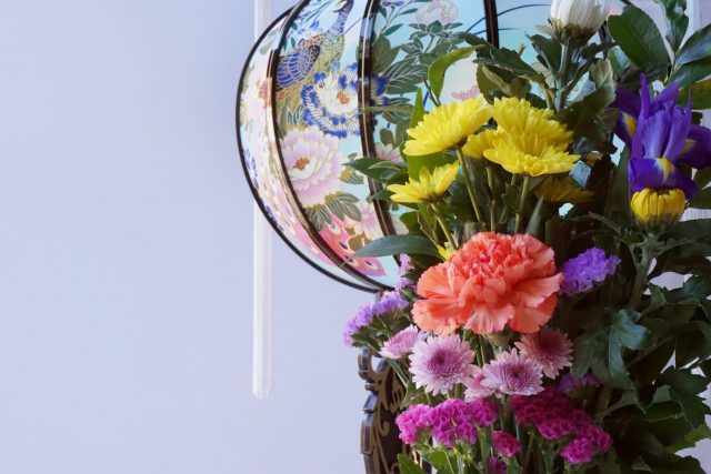 初盆のお花と灯籠