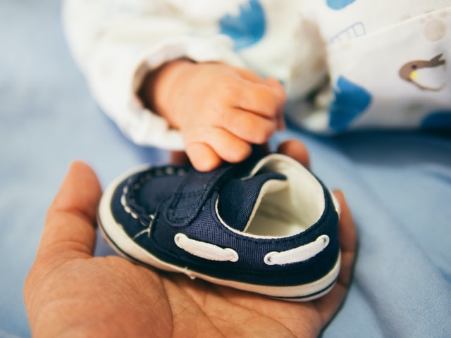 出産祝いに靴が喜ばれる理由。赤ちゃんサイズの選び方と人気ブランド