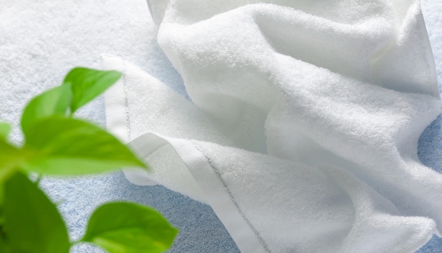 白いタオルと植物