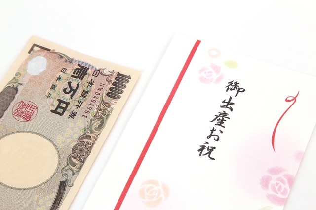 出産祝いの祝儀袋と1万円札