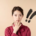 赤い服を着た女性が「どうしよう！」と慌てている様子