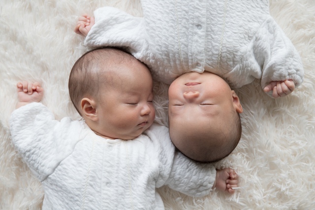 眠っている双子の赤ちゃん