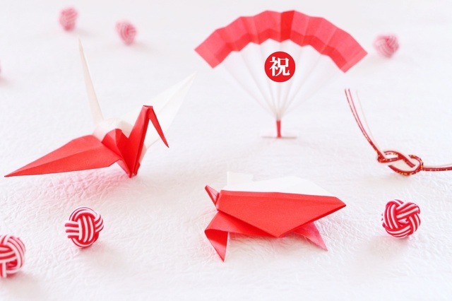 鶴と亀の折り紙と祝と書かれた扇子