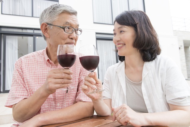 ワインを飲む夫婦