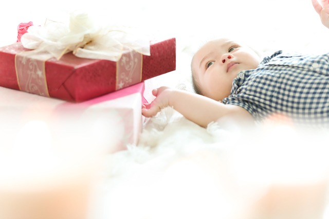 赤いプレゼントの箱と赤ちゃん