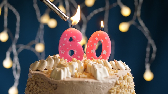 60のろうそくとお祝いのケーキ