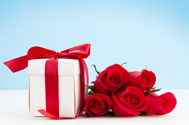 赤色のバラと赤いリボンが掛かったプレゼントボックス