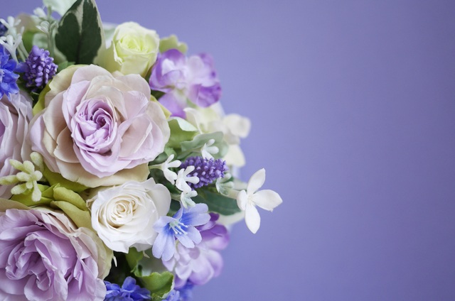 紫とブルー系のシックな花束