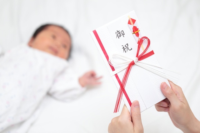 出産祝い相場のイメージ。赤ちゃんと祝儀袋
