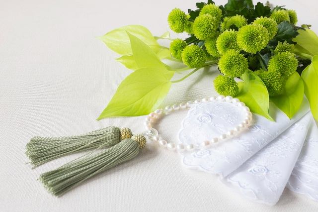数珠と花束と白いハンカチ