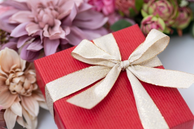 赤いプレゼントの箱と花