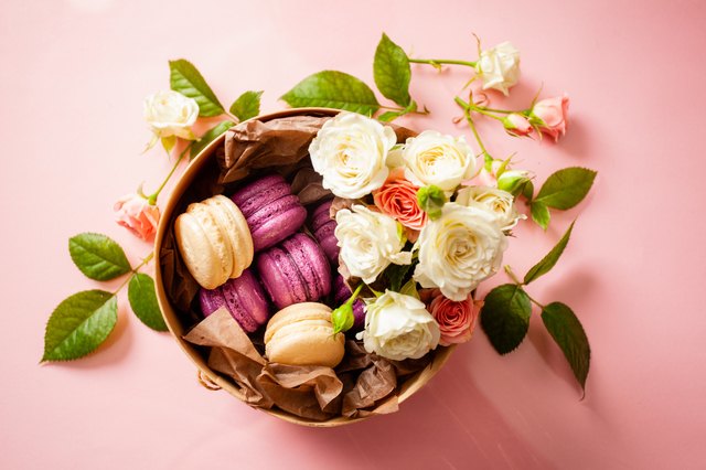 花で綺麗に飾られたフランスの焼き菓子