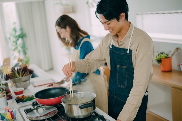 キッチンで料理する夫婦　新築祝い 友達 一万円