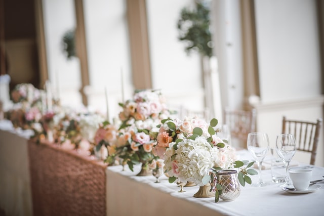 花が飾られている披露宴のテーブル