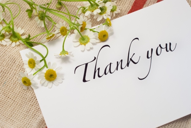 「Thank you」の文字が書かれたカードと花