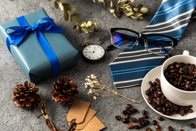 プレゼント、懐中時計、眼鏡、ネクタイ、コーヒーカップ