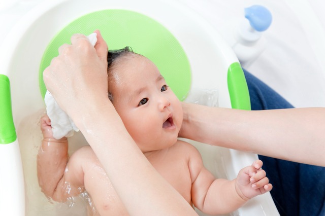 お風呂に入る赤ちゃん　出産祝い　実用的