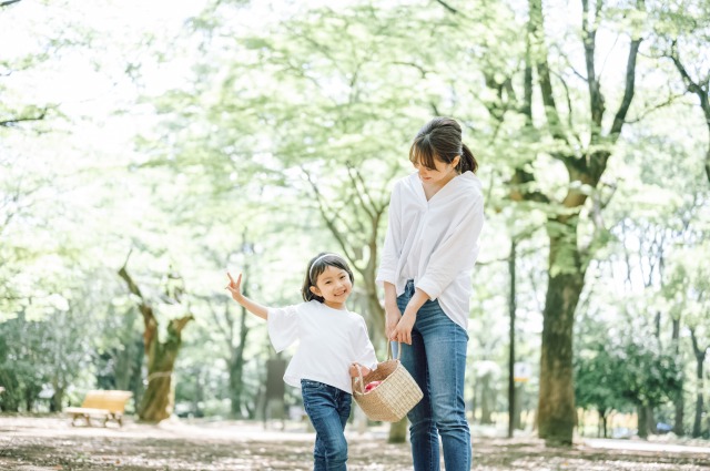 自然の中を歩く子供とお母さん