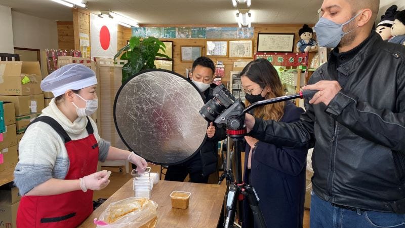 パック詰めの撮影風景