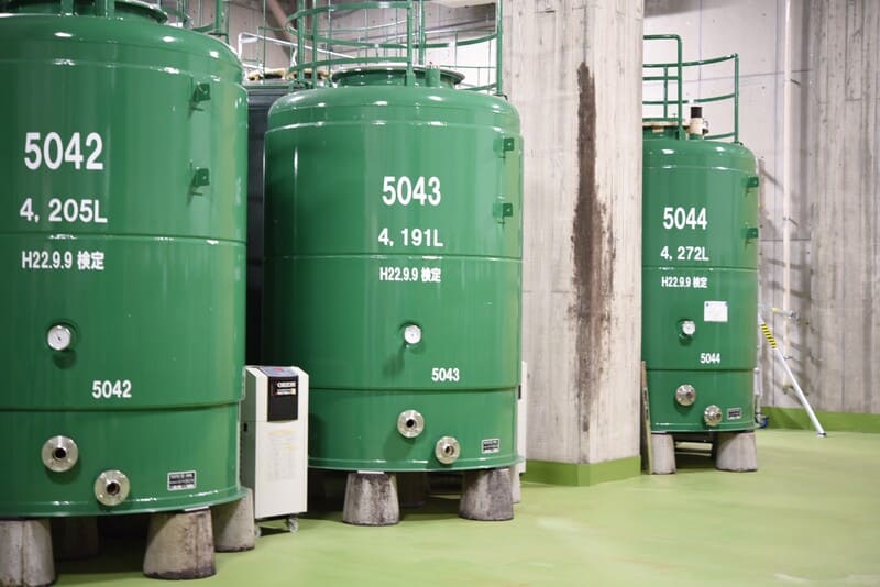 日本酒生産工場の貯蔵タンク