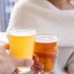 ビールで乾杯する女性と男性