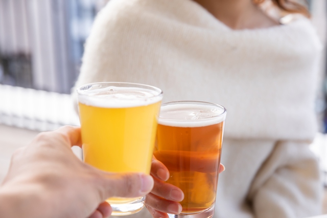 ビールで乾杯する女性と男性