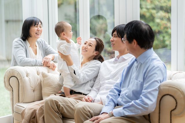赤ちゃんと遊ぶ夫婦とその両親　出産内祝い　カタログギフト　人気