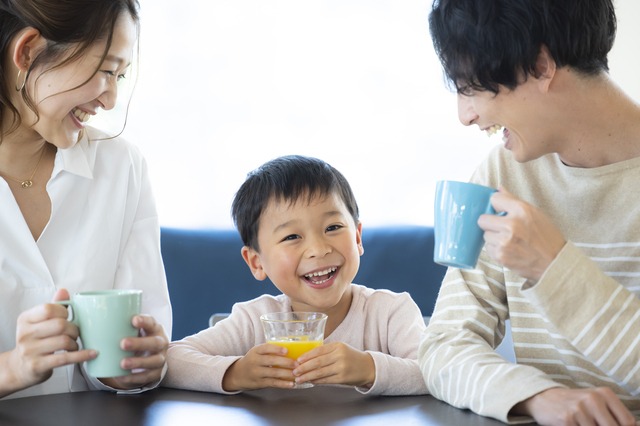 ドリンクを飲む家族