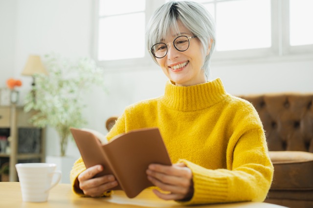 読書をするグレイヘアの女性