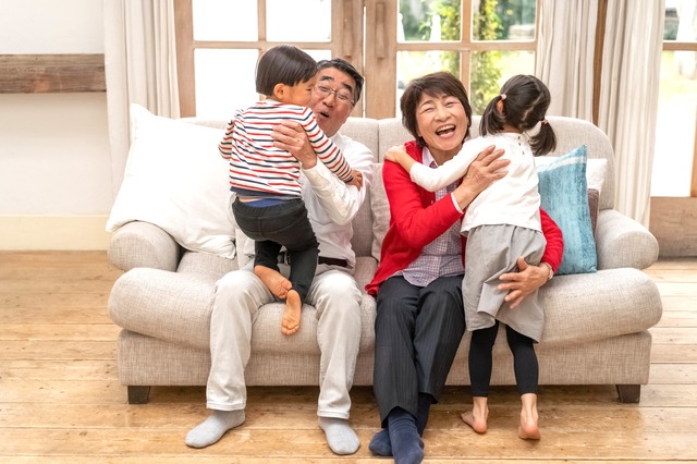 祖父母に駆け寄る孫