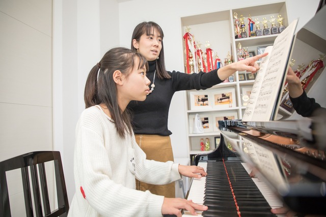 ピアノのレッスンを受ける少女　習い事　お歳暮