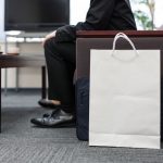 ビジネスマンと手土産