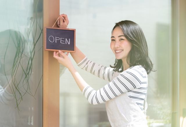 お店の開店準備をする女性