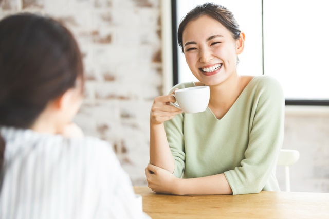 コーヒーを片手に談笑する女性2人　新築祝い　引越し祝い　友達　3000円