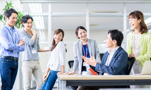 オフィスで会話する男女