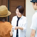 ギフトを渡す男女