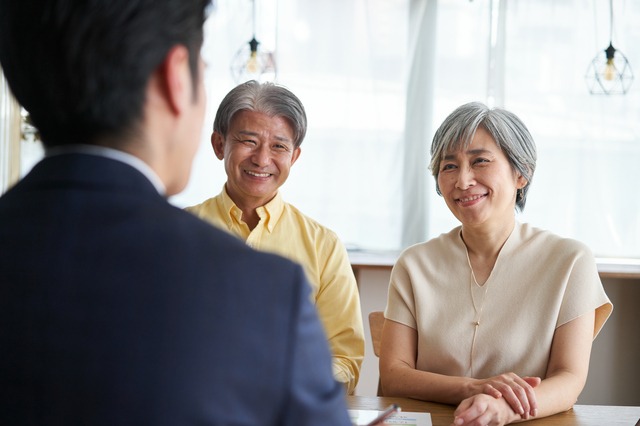 夫婦とスーツ姿の男性