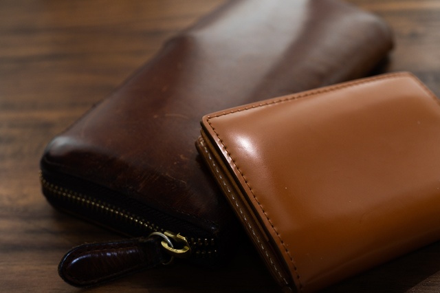 革製の長財布と二つ折り財布