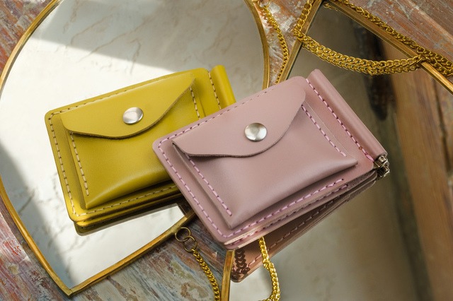 黄色とピンクの財布が並んでいる