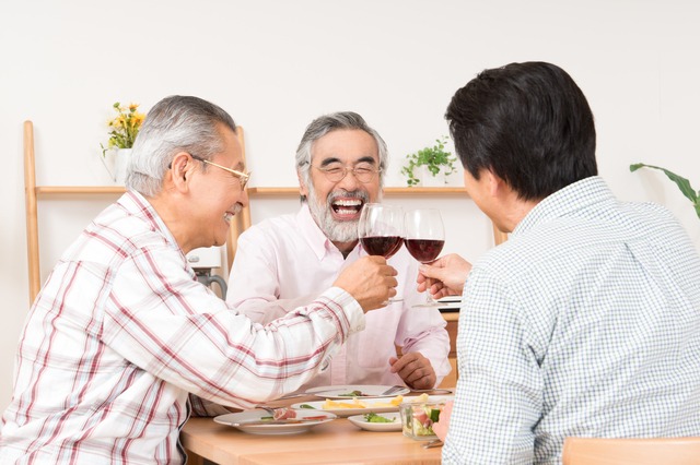 赤ワインで乾杯する3人のシニア男性　入学祝い お返し 親戚