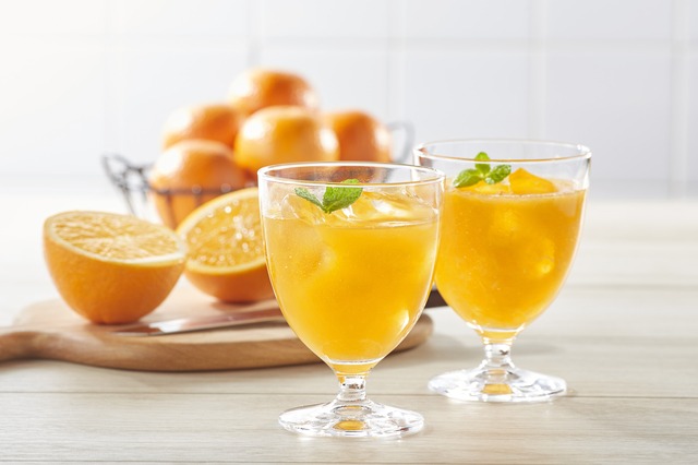 果物のオレンジとグラスに注がれたオレンジジュース