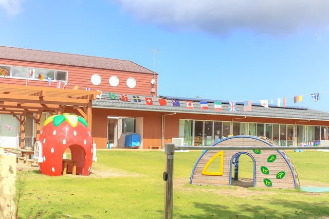 幼稚園の園庭と校舎