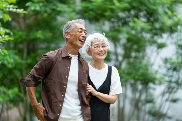 年配の夫婦が腕を組んでいる