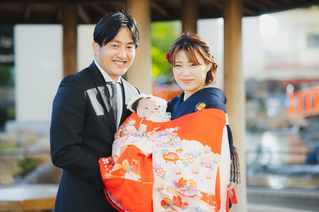 お宮参りで赤ちゃんを抱く夫婦　出産祝い　文例