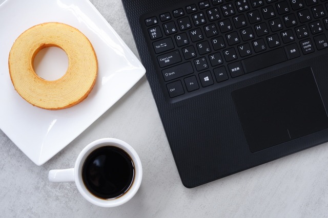 パソコンとコーヒーとお菓子