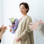 花束を贈られた妊婦　