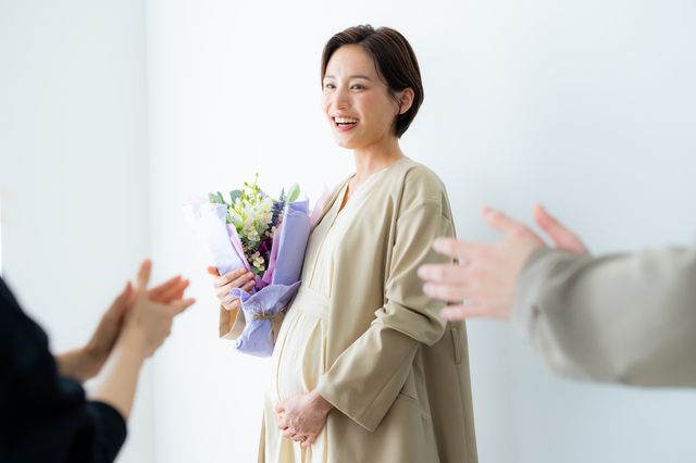 花束を贈られた妊婦　