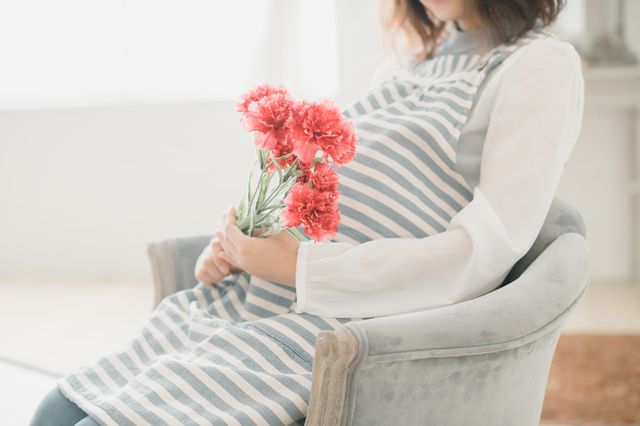 花を持つ妊婦　