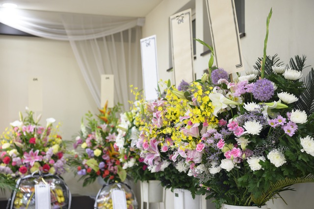 葬儀場で供えられる花